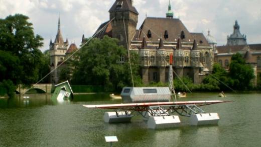 Hunyadiovský zámek působí, jako by byl připevněný na vodu. Umělecké instalace před ním na ní plavou zcela určitě