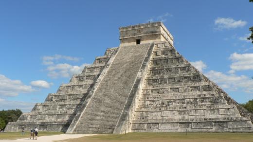 Mayové říkali Quetzalcoatlovi Kukulcán - toto je Kukulcánova pyramida v Chichén Itzá