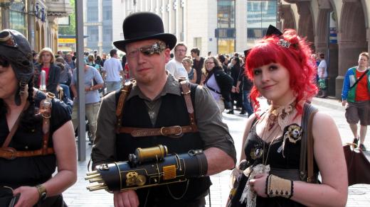 Gotici oblečení ve stylu románů Julese Verna jsou reprezentanty takzvaného steampunku