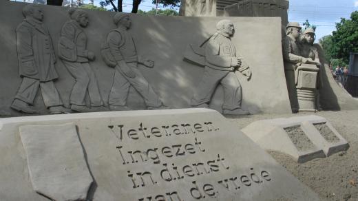 Veteráni. Nasazeni ve službě míru, hlásá nápis na haagském pomníku