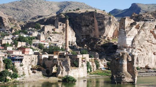 Historický Hasankeyf na břehu Tigridu
