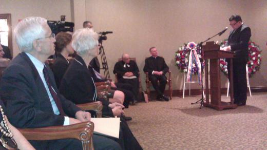 Josef a Zdenka Mašínovi naslouchají proslovu ministra Vondry 