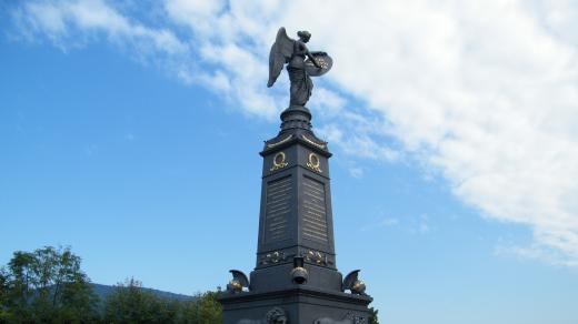 Ruský pomník v Přestanově připomínající bitvu u Chlumce v roce 1813