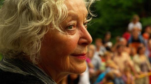 Herečka Květa Fialová ve zlínské Zoo