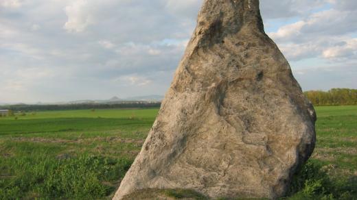 Menhir Zakletý mnich u Drahomyšle na Lounsku