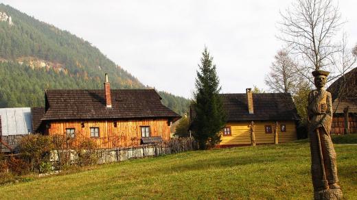 Vlkolínec leží kousek od hlavní silnice do Vysokých Tater