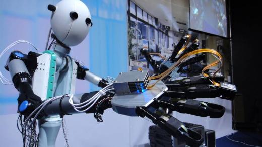 Operátor robota TELESAR V vnímá, co robot vidí, slyší nebo co může uchopit a nahmatat.