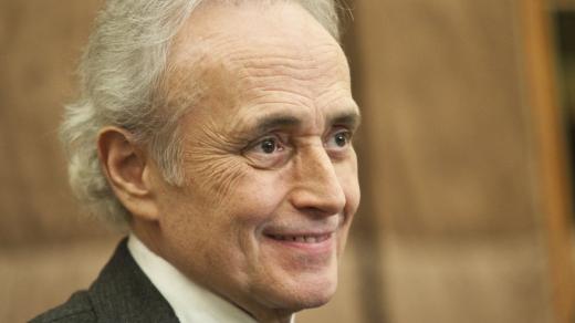 Španělský operní zpěvák José Carreras během tiskové konference v Praze