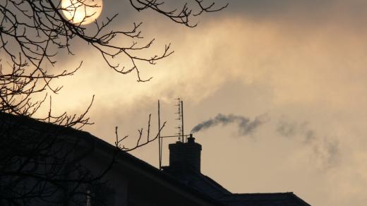 Kouřící komín (ilustrační foto)