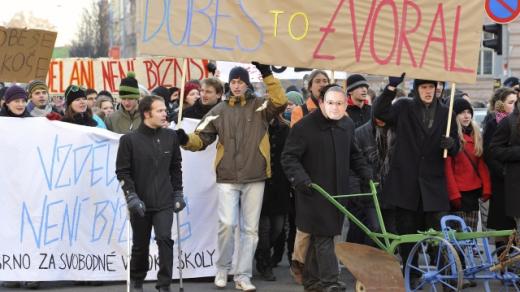 Brněnští studenti vyšli do ulic na protest proti plánovaným reformám vysokého školství.