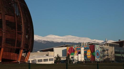 Pod touto barevnou budovou se 100 metrů pod zemí skrývá ATLAS