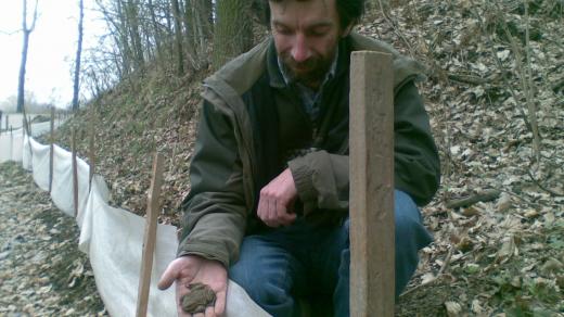 Ochranář Pavel Koubek u zábrany na ochranu žab u rybníka Smrdov