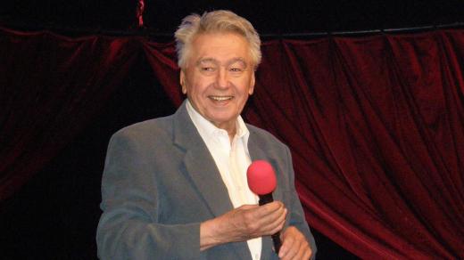 Josef Zíma během pěveckého vystoupení