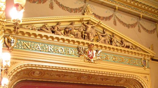 Národ sobě, nápis nad oponou Národního divadla