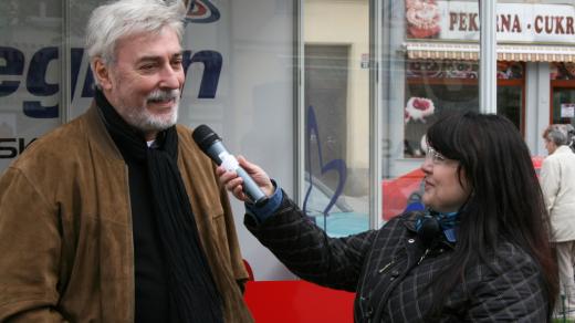 Moderátor Jan Rosák s dramaturgyní talk show Tandem Janou Chládkovou