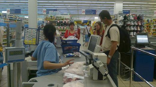 u pokladny v supermarketu