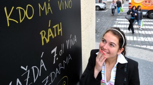 Kauza středočeského hejtmana Davida Ratha, zadrženého počátkem tohoto týdne policií s krabicí naplněnou sedmi miliony korun, už našla svou odezvu i v lidovém humoru a tvořivosti