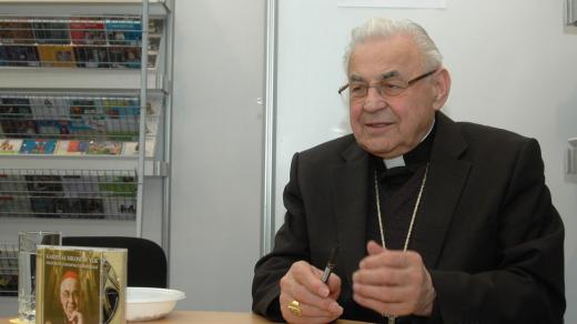 Kardinál Miloslav Vlk v den svých 80. narozenin podepisoval na veletrhu Svět knihy své 2 CD Ohlédnutí, vzpomínky a zamyšlení