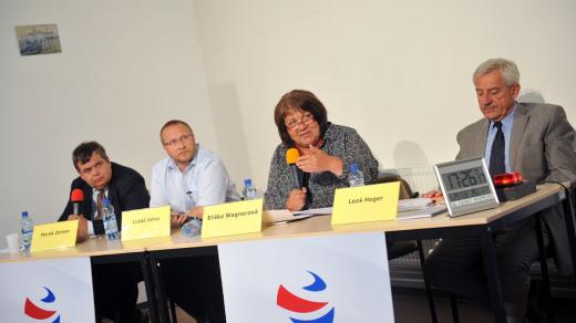 Speciál Martina Veselovského. Úplatky, nebo poplatky ve zdravotnictví? (zleva) Marek Zeman, Lukáš Velev, Eliška Wagnerová a Leoš Heger