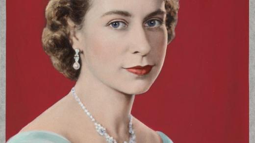 Dorothy Wilding: Královna Alžběta II., 1952, (ručně kolorovala Beatrice Johnson)
