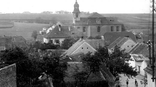 Celkový pohled na Lidice ve středních Čechách