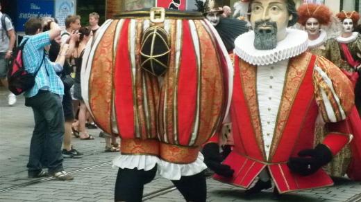 Průvod masek na festivalu Divadelní svět Brno