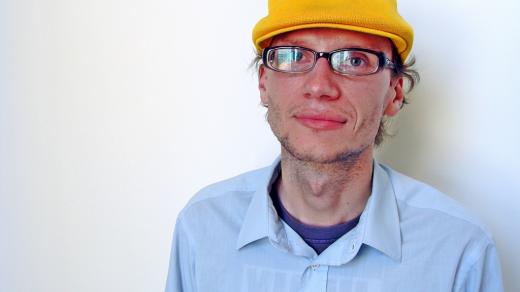 Petr Boháč na chodbě Radia Wave