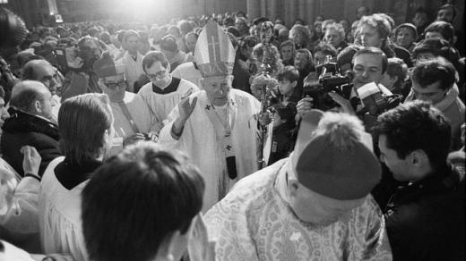 J. Em. kardinál František Tomášek při děkovné mši za svatořečení sv. Anežky české v chrámu sv. Víta v Praze dne 25.11.1989.