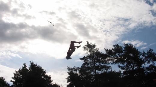 Highjump v Hříměždicích. Skoky do vody z výšky až 16 metrů