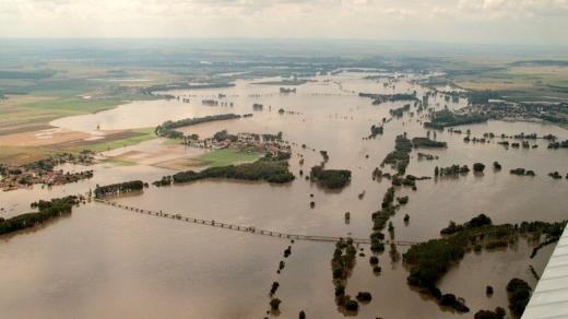 Rozlitá Vltava v rovině před soutokem s Labem u Mělníku pohltila Zálezlice, Kozárovice, Lužec…