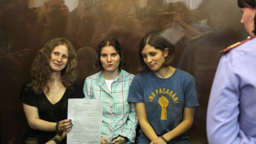 Členky skupiny Pussy Riot ukazují dnešní verdikt soudu