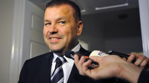 Poslanec ODS Petr Tluchoř mluví s novináři  po jednání klubu