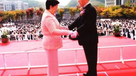 Sun Myung Moon uděluje požehnání
