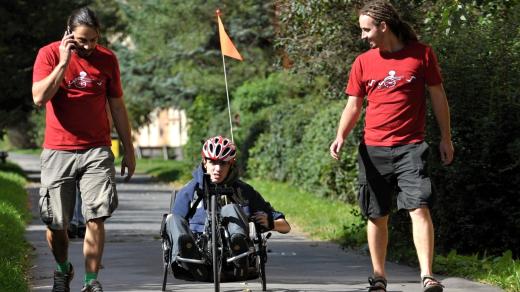 Výuka jízdy na handbiku v Centru Paraple