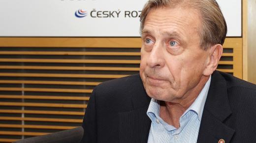 Prezident Autoklubu České republiky Roman Ječmínek přijal pozvání Jana Pokorného do studia Radiožurnálu