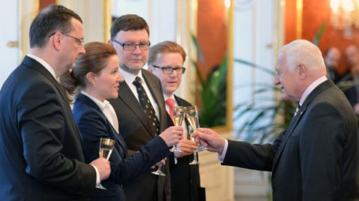 Prezident Václav Klaus dnes jmenoval do vlády nové ministry - ministryni obrany Karolínu Peake, ministra dopravy Zbyňka Stanjuru a ministra bez portfeje Petra Mlsnu
