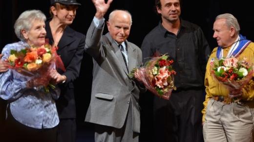 Politická vězenkyně Helena Šidáková, bývalý politický vězeň a válečný veterán Josef Holec a někdejší agent-chodec a politický vězeň František Zahrádka převzali Cenu Paměti národa