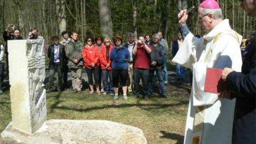 Posvěcení milníku času na Zlaté stezce
