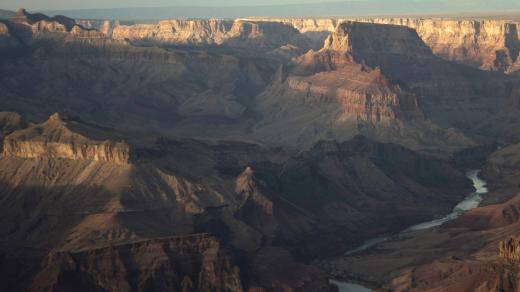 Velký kaňon vyhloubila řeka Colorado v polopouštní skalnaté krajině na území dnešního státu Arizona. Je dlouhý přes 440 kilometrů