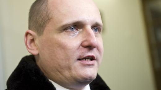  Nové hlavní líčení v případu expředsedy poslanců Věcí veřejných (VV) Víta Bárty, kterého žalobci viní z podplácení, a nezařazeného poslance Jaroslava Škárky (dříve také VV), jenž čelí obvinění z přijetí úplatku