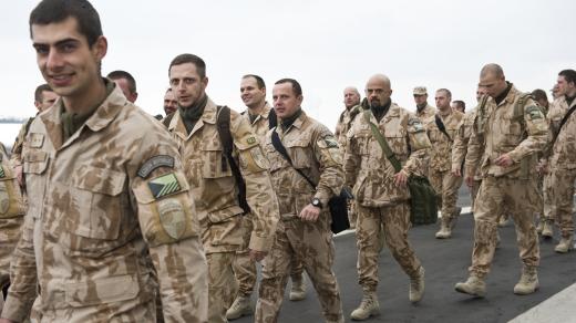 Přílet poslední části 10. jednotky Provinčního rekonstrukčního týmu z Afghánistánu na letiště Praha Kbely