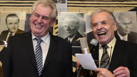 Vítěz první přímé prezidentské volby Miloš Zeman a šéf Jazzové sekce Karel Srp v sídle Jazzové sekce v Praze na Malé Straně