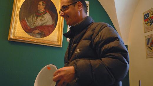 Izraelský profesor historie umění Lior Aloni se při výprodeji nepotřebného inventáře raduje z ukořistěného starožitného nočníku