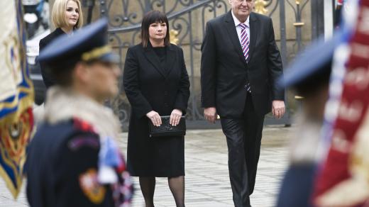 Inaugurace Miloše Zemana. Nastupující prezident s manželkou Ivanou a dcerou Kateřinou na Pražském hradě