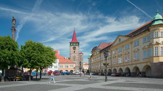 Jičín - Valdštejnovo náměstí, uprostřed rozhledna Valdická brána