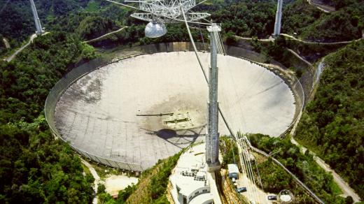 Letecký pohled na observatoř Arecibo