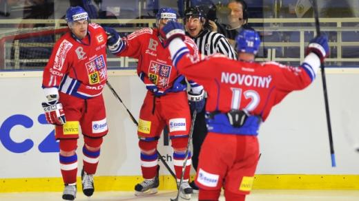 Čeští hokejisté slaví úvodní gól do sítě Finska