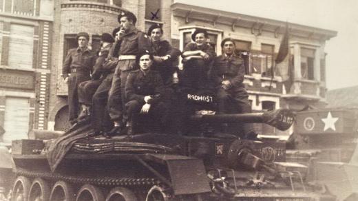 Českoslovenští tankisté ze samostatné obrněné brigády na konci války v La Panne (Belgie) nedaleko Dunkerque, 1945