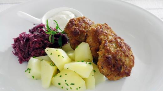Frikadeller s bramborem a červeným zelím.