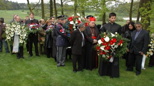 Památku Romů, kteří zahynuli nebo byli vězněni v Letech u Písku, přijel uctít kardinál Dominik Duka, zástupci velvyslanectví několika zemí, duchovní, zástupci židovské obce i státu 